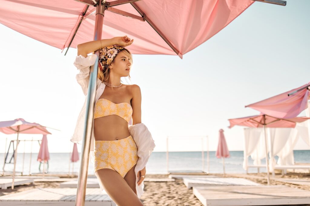 maillot-de-bain-Modeles-Retro Maillots de Bain Femme 2025 : Tous les Types, Modèles et Marques Tendances